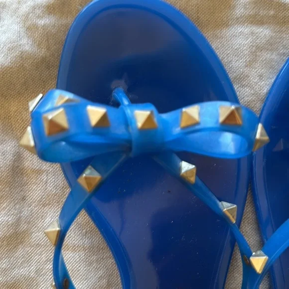 Valentineno Rockstud Thong Sandal. - Picture 4 of 8